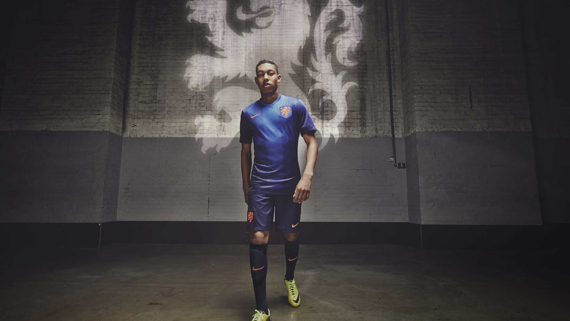 九游娱乐在线官网-赛场“激情燃烧”_欧冠夜晚的难忘瞬间，欧冠精彩片段